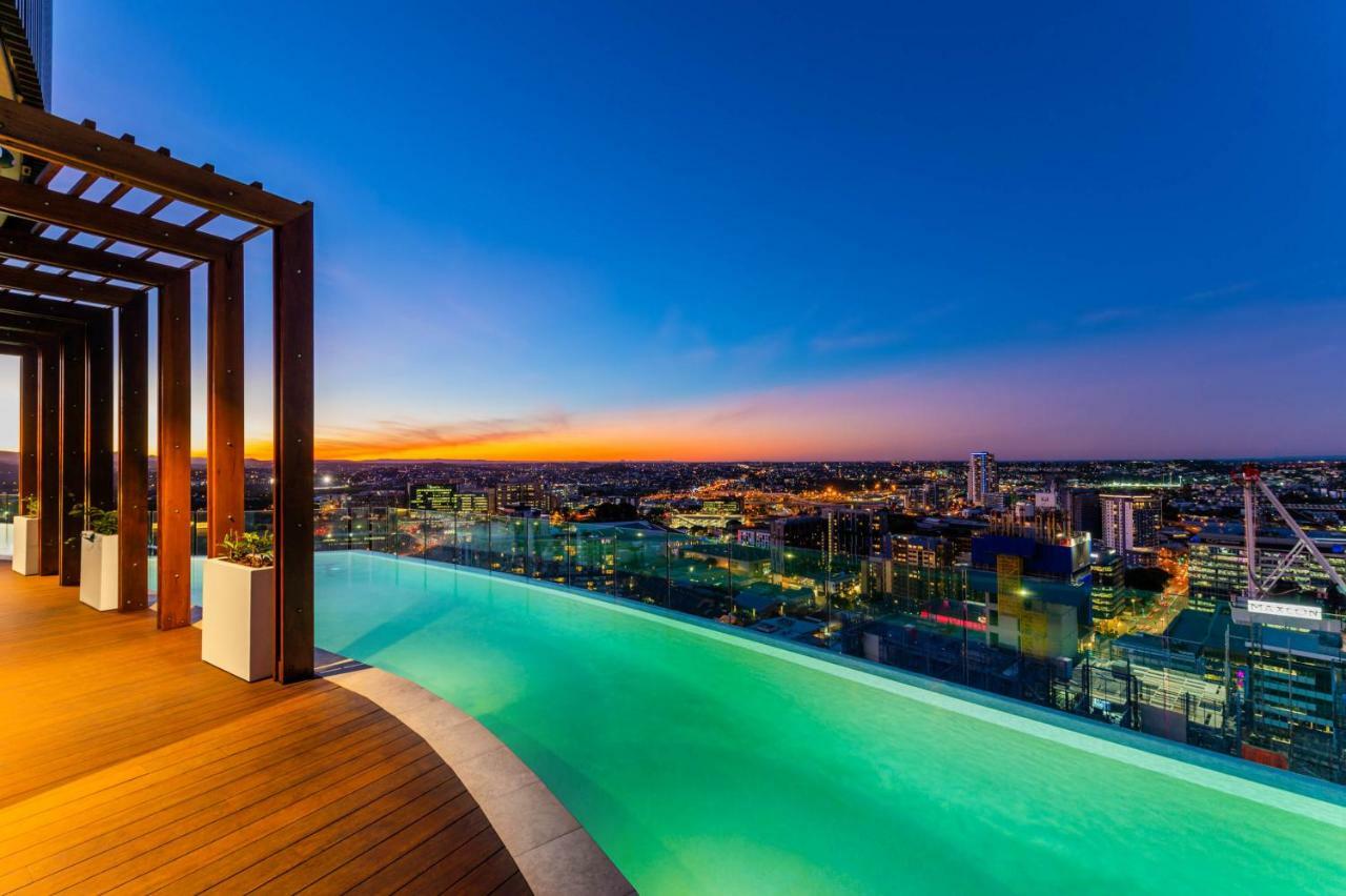 辣椒fv酒店 布里斯班 外观 照片 Infinity pool at the rooftop of the hotel